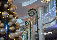 У харківському метро засяяли вогниками ялинка та будиночок Святого Миколая (фото)