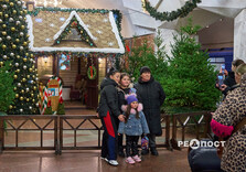 У харківському метро засяяли вогниками ялинка та будиночок Святого Миколая (фото)