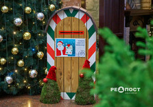 У харківському метро засяяли вогниками ялинка та будиночок Святого Миколая (фото)