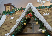 У харківському метро засяяли вогниками ялинка та будиночок Святого Миколая (фото)