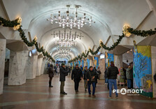 У харківському метро засяяли вогниками ялинка та будиночок Святого Миколая (фото)