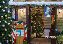 У харківському метро засяяли вогниками ялинка та будиночок Святого Миколая (фото)