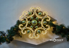 У харківському метро засяяли вогниками ялинка та будиночок Святого Миколая (фото)