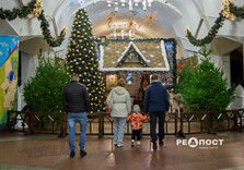 У харківському метро засяяли вогниками ялинка та будиночок Святого Миколая (фото)