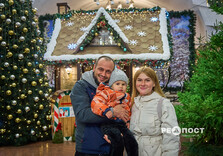 У харківському метро засяяли вогниками ялинка та будиночок Святого Миколая (фото)