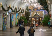 У харківському метро засяяли вогниками ялинка та будиночок Святого Миколая (фото)