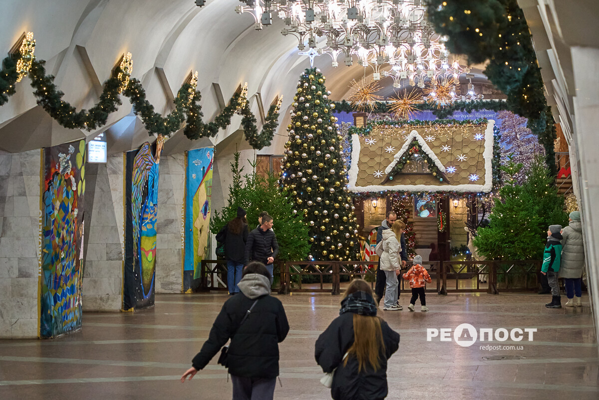 У харківському метро засяяли вогниками ялинка та будиночок Святого Миколая (фото)