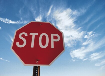 Через обстріли на Харківщині закрили рух на двох ключових дорогах: оголошено об’їзд