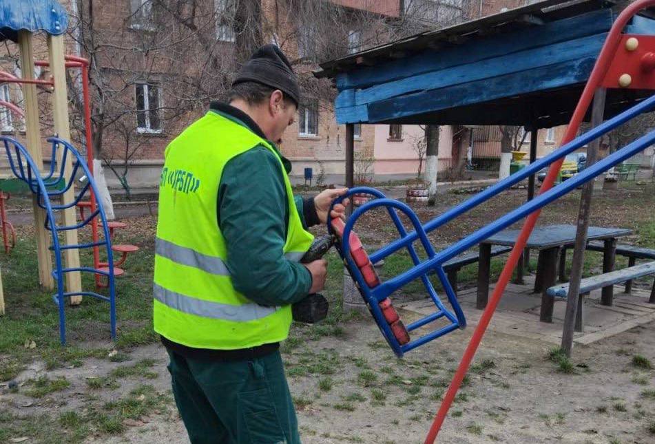 Відремонтували тисячі елементів дитячих майданчиків комунальники: Новини Харкова