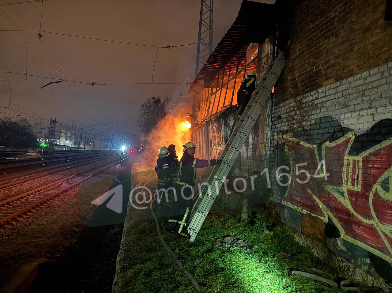 У Харкові десятки вогнеборців гасять маштабну пожежу (фото)