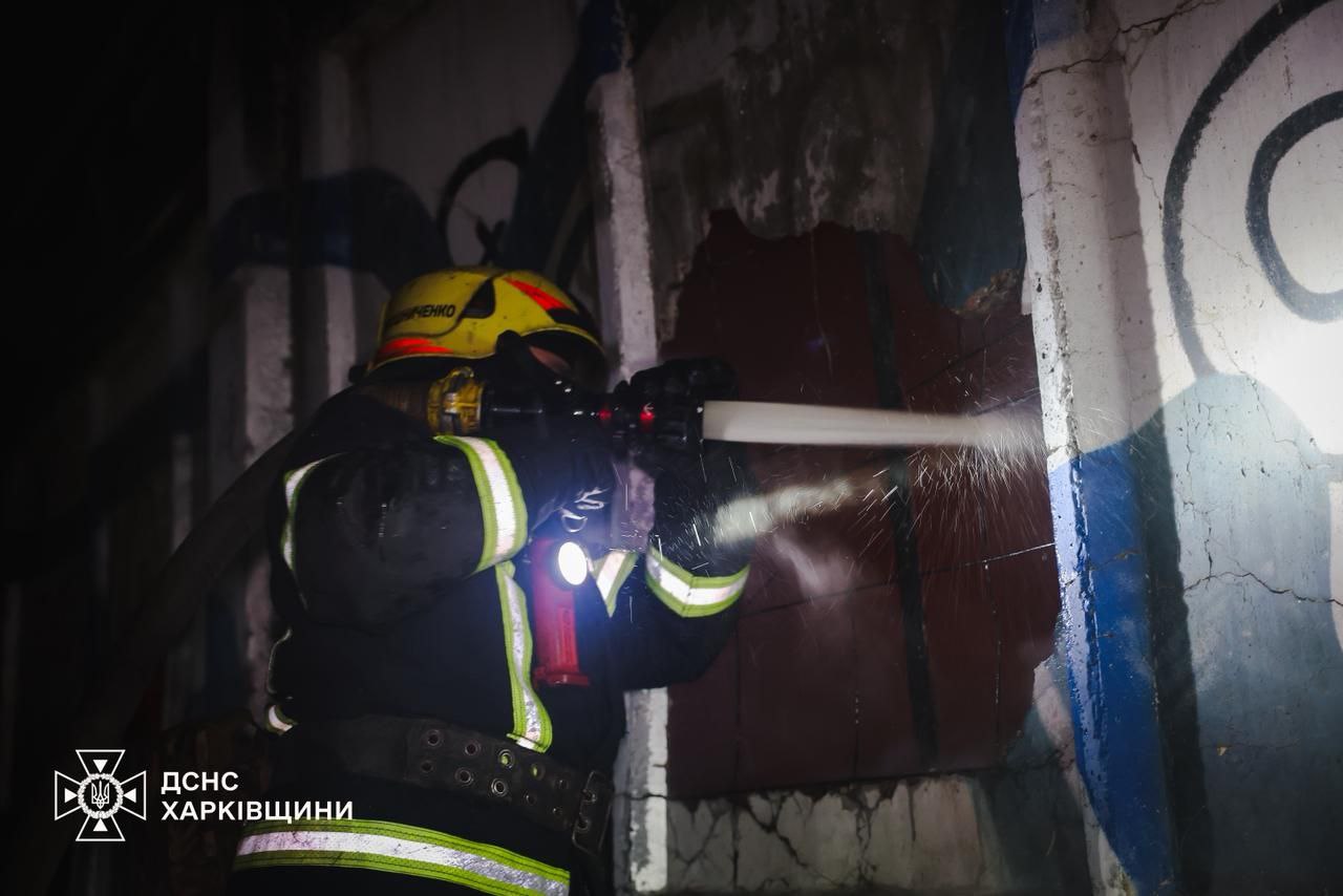 У Харкові десятки вогнеборців гасять маштабну пожежу (фото)
