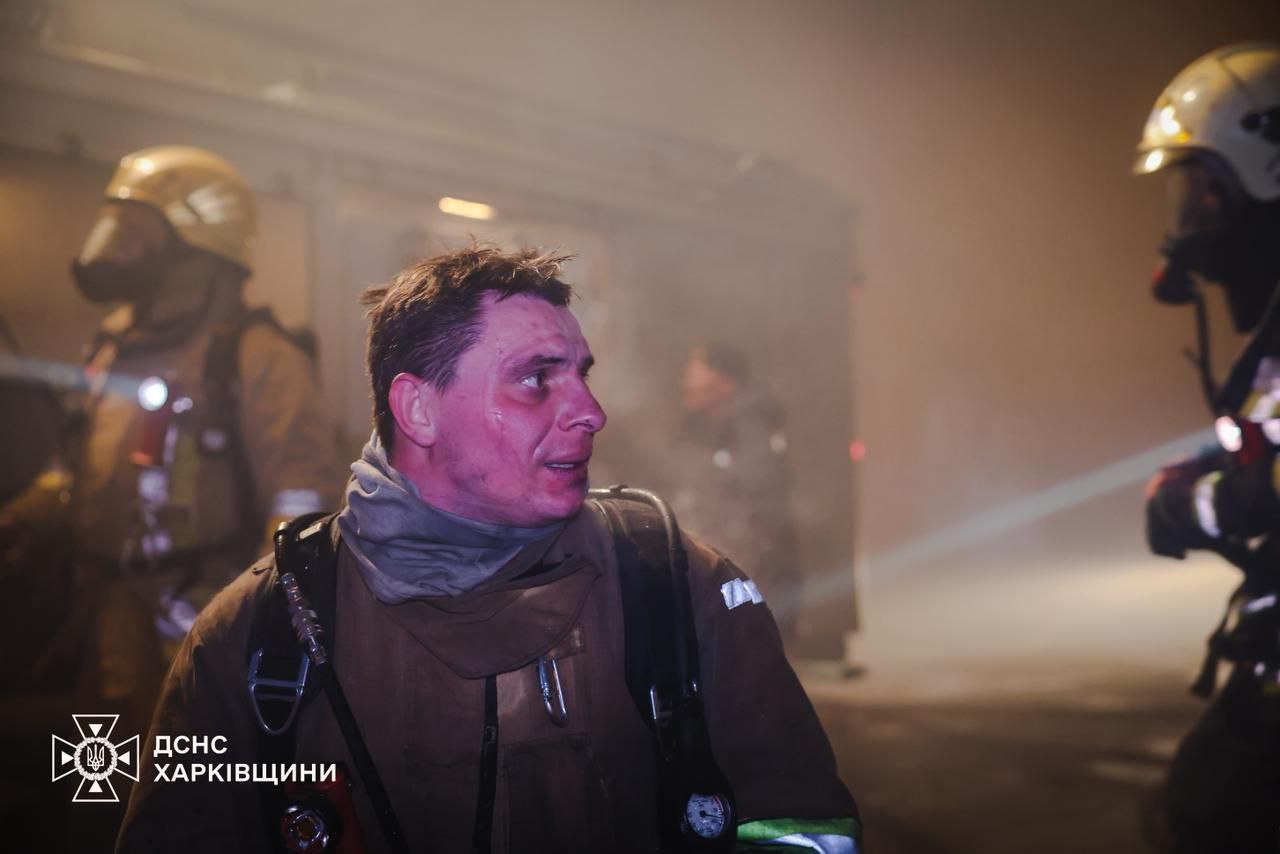 У Харкові десятки вогнеборців гасять маштабну пожежу (фото)