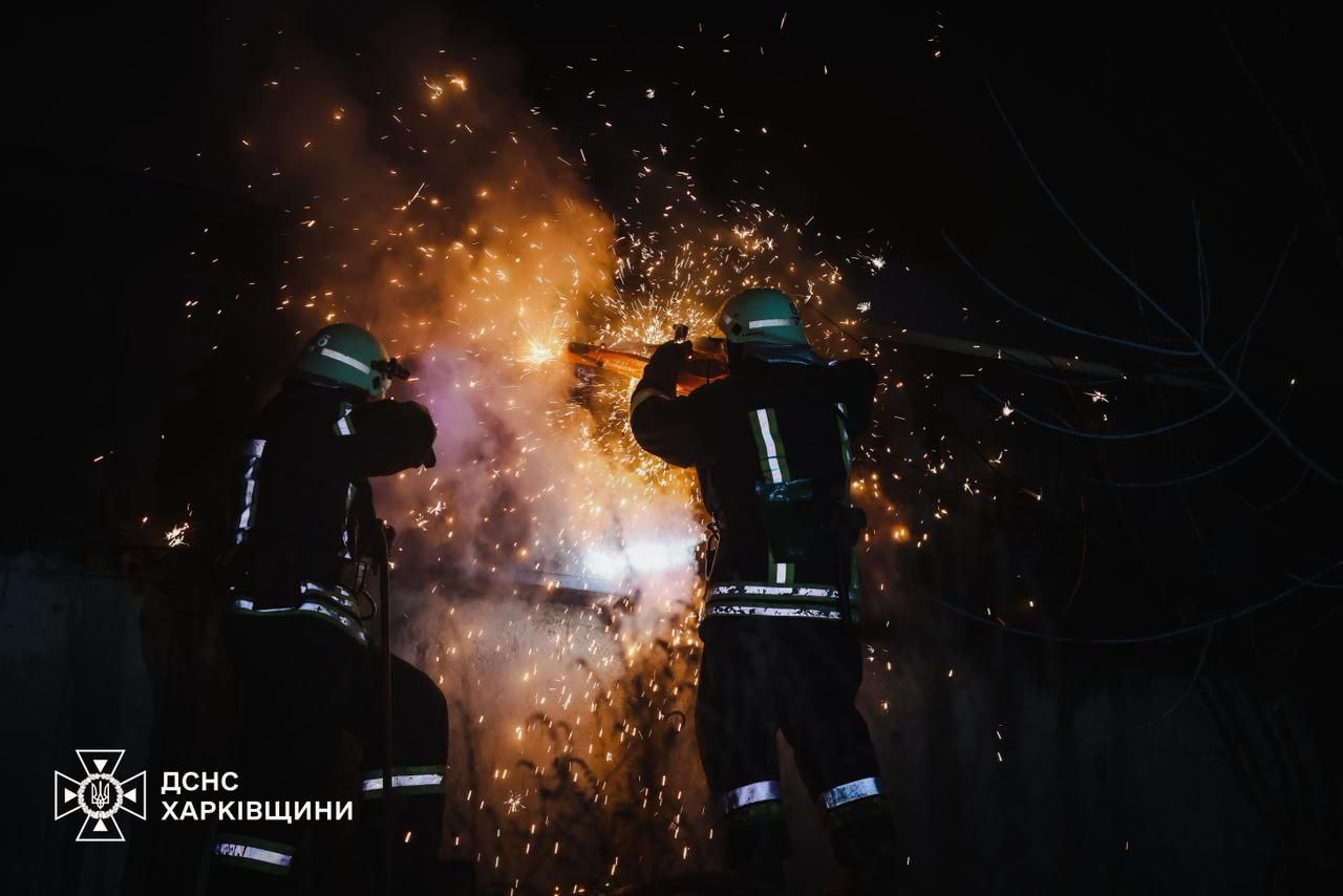 У Харкові десятки вогнеборців гасять маштабну пожежу (фото)