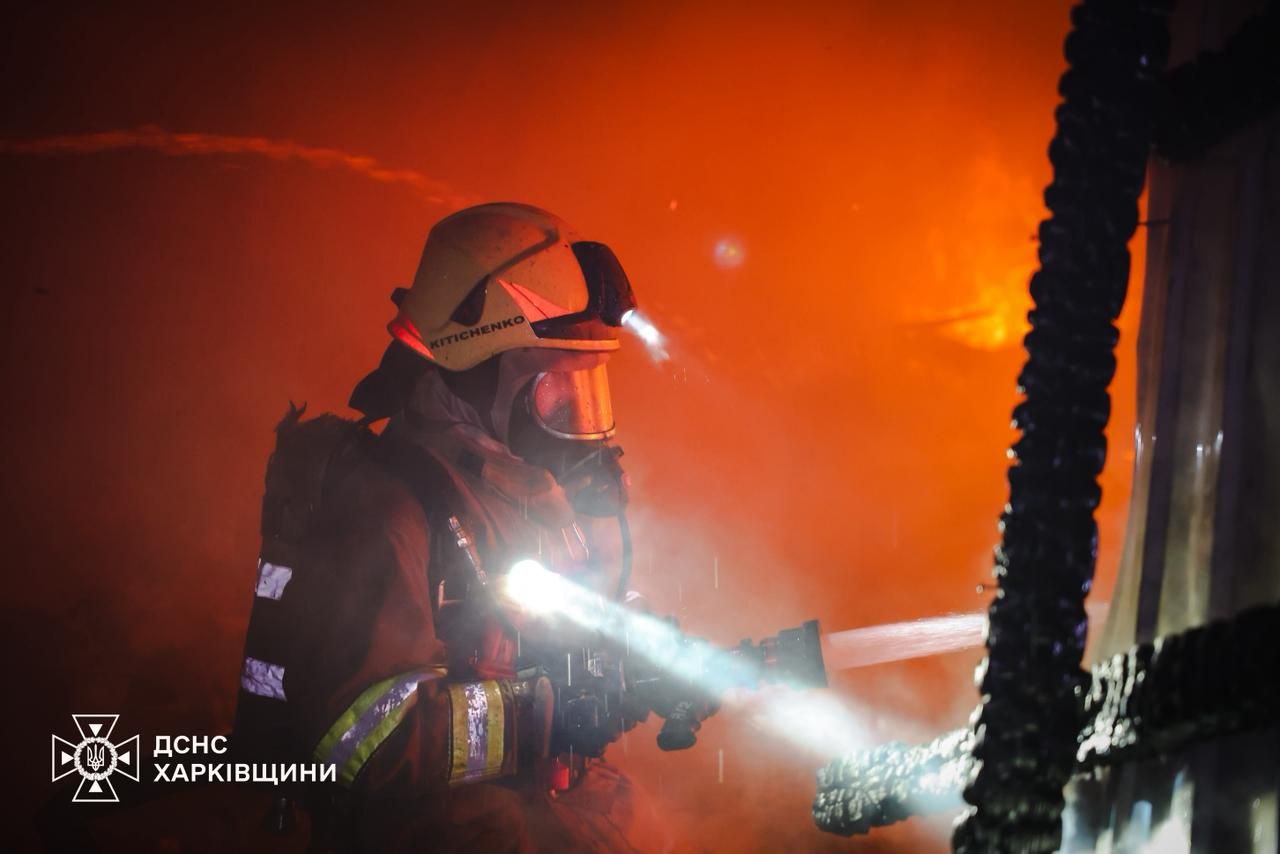 У Харкові десятки вогнеборців гасять маштабну пожежу (фото)