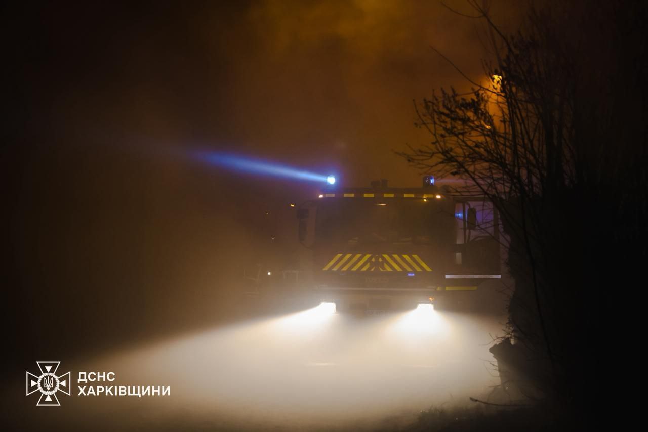 У Харкові десятки вогнеборців гасять маштабну пожежу (фото)