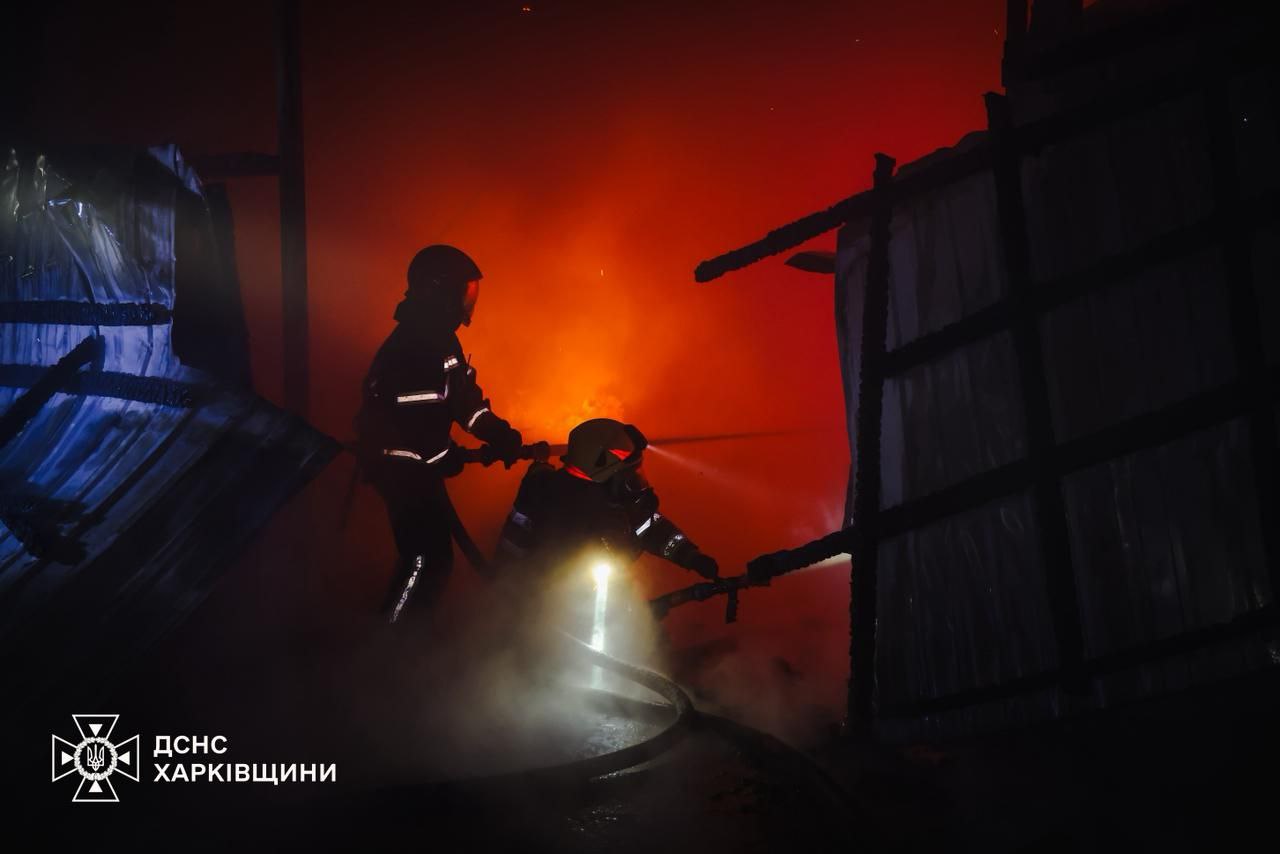 У Харкові десятки вогнеборців гасять маштабну пожежу (фото)
