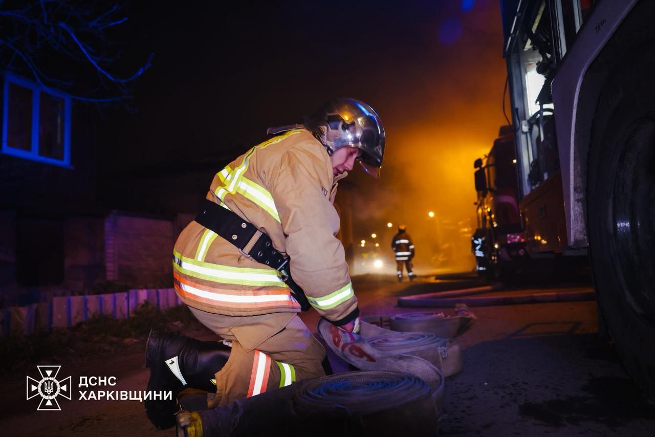 У Харкові десятки вогнеборців гасять маштабну пожежу (фото)