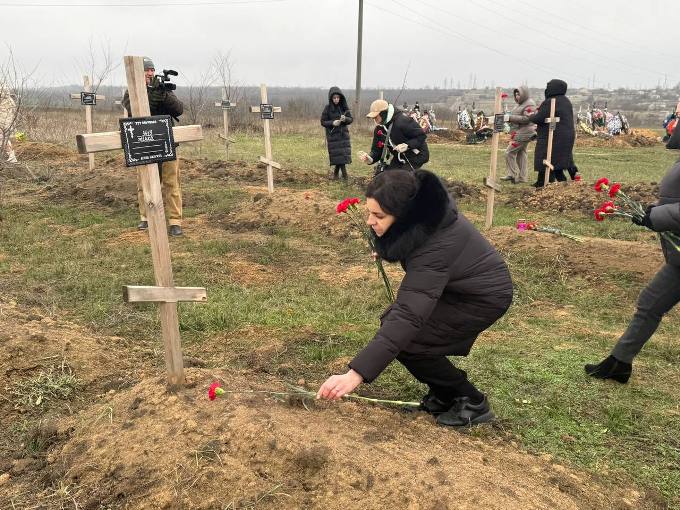 Траурна панахида в Ізюмі за 449 жертв окупації