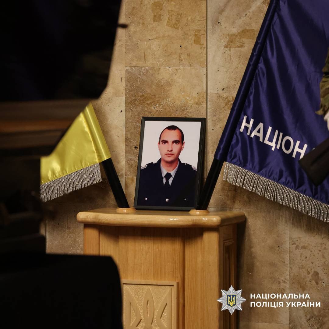 Проводили в останню путь бійця полку поліції особливого призначення Анатолія Петіка: Новини Харкова