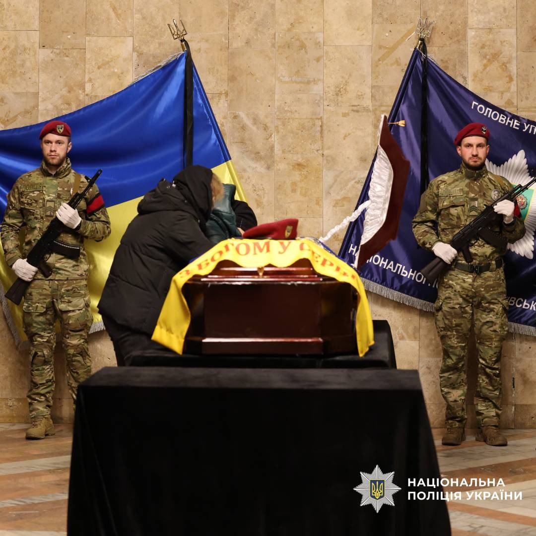 Проводили в останню путь бійця полку поліції особливого призначення Анатолія Петіка: Новини Харкова
