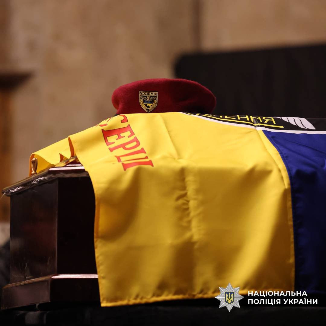 Проводили в останню путь бійця полку поліції особливого призначення Анатолія Петіка: Новини Харкова