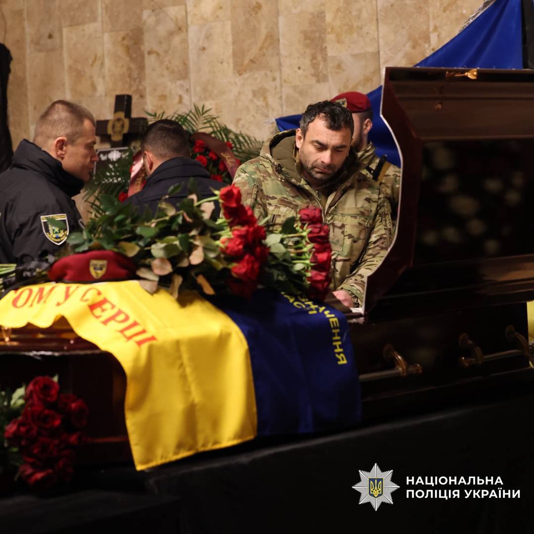 Проводили в останню путь бійця полку поліції особливого призначення Анатолія Петіка: Новини Харкова
