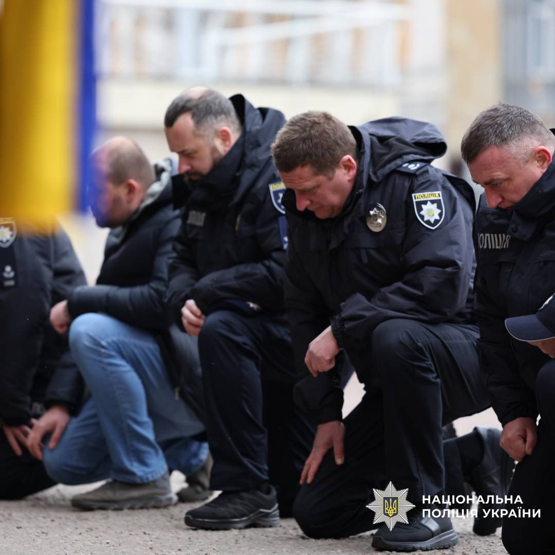 Проводили в останню путь бійця полку поліції особливого призначення Анатолія Петіка: Новини Харкова