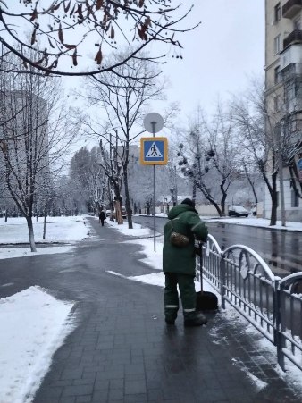 Харків зранку розчищають від снігу на доріжках та алеях