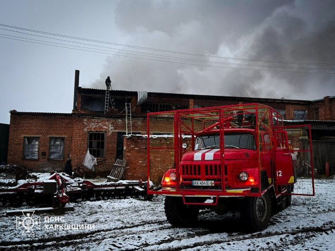На Харківщині загорілися майстерні через атаку БпЛА