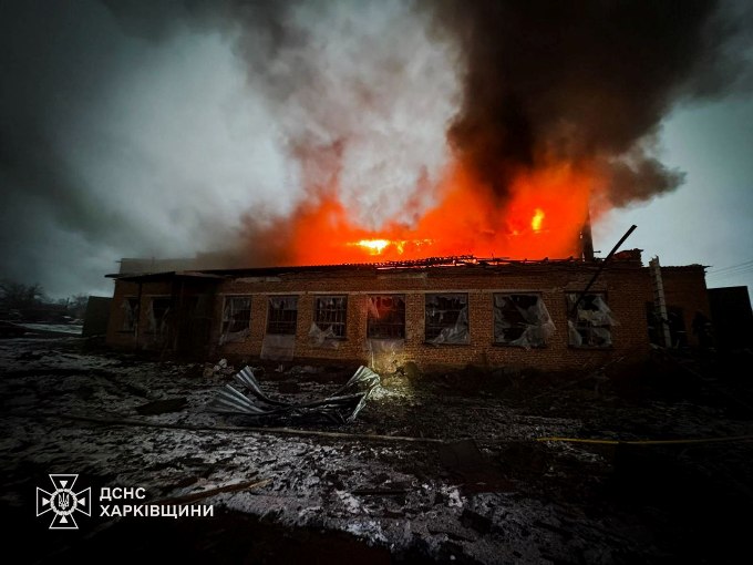 Внаслідок атаки ударних БпЛА на Харківщині загорілися дві будівлі майстерень (фото)