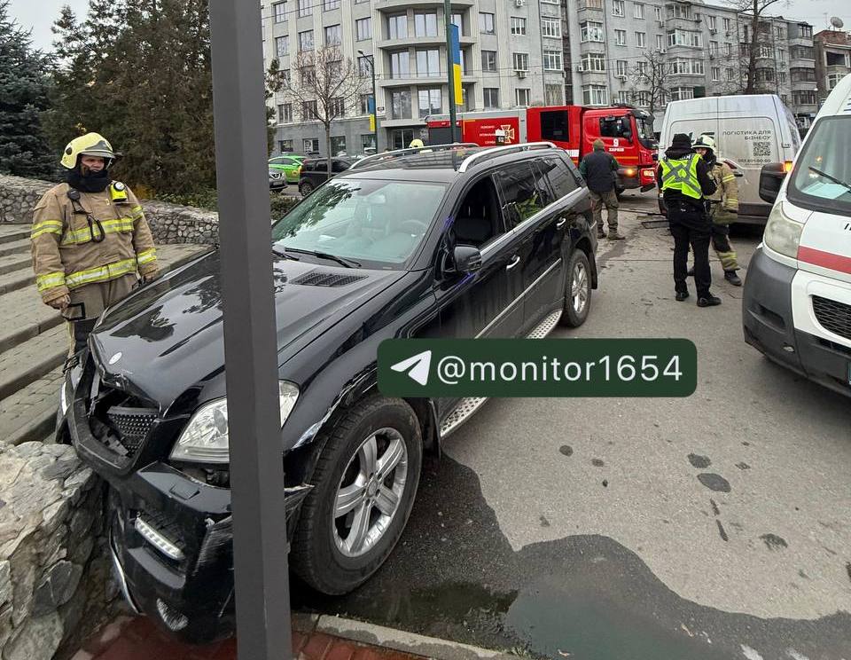 ДТП у центрі Харкова: водію легковика стало погано (фото)