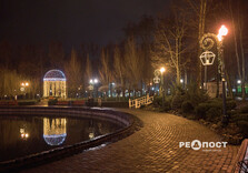 У Центральному парку Харкова тимчасово увімкнули святкову ілюмінацію (фото)