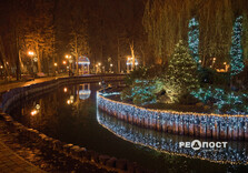 У Центральному парку Харкова тимчасово увімкнули святкову ілюмінацію (фото)