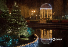 У Центральному парку Харкова тимчасово увімкнули святкову ілюмінацію (фото)