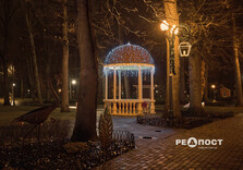 У Центральному парку Харкова тимчасово увімкнули святкову ілюмінацію (фото)