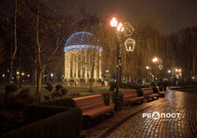 У Центральному парку Харкова тимчасово увімкнули святкову ілюмінацію (фото)