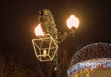 У Центральному парку Харкова тимчасово увімкнули святкову ілюмінацію (фото)