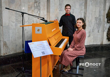 Евакуйоване з "гарячої точки" піаніно зазвучало у харківському метро (фото)