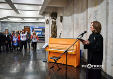 Евакуйоване з "гарячої точки" піаніно зазвучало у харківському метро (фото)