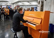 Евакуйоване з "гарячої точки" піаніно зазвучало у харківському метро (фото)