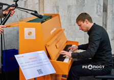 Евакуйоване з "гарячої точки" піаніно зазвучало у харківському метро (фото)