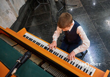 Евакуйоване з "гарячої точки" піаніно зазвучало у харківському метро (фото)