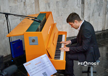 Евакуйоване з "гарячої точки" піаніно зазвучало у харківському метро (фото)