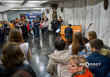 Евакуйоване з "гарячої точки" піаніно зазвучало у харківському метро (фото)