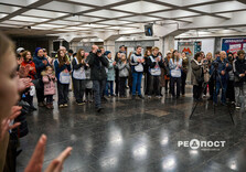 Евакуйоване з "гарячої точки" піаніно зазвучало у харківському метро (фото)