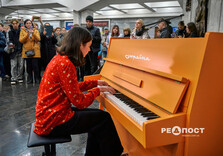 Евакуйоване з "гарячої точки" піаніно зазвучало у харківському метро (фото)