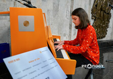 Евакуйоване з "гарячої точки" піаніно зазвучало у харківському метро (фото)