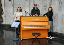 Евакуйоване з "гарячої точки" піаніно зазвучало у харківському метро (фото)