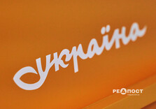 Евакуйоване з "гарячої точки" піаніно зазвучало у харківському метро (фото)