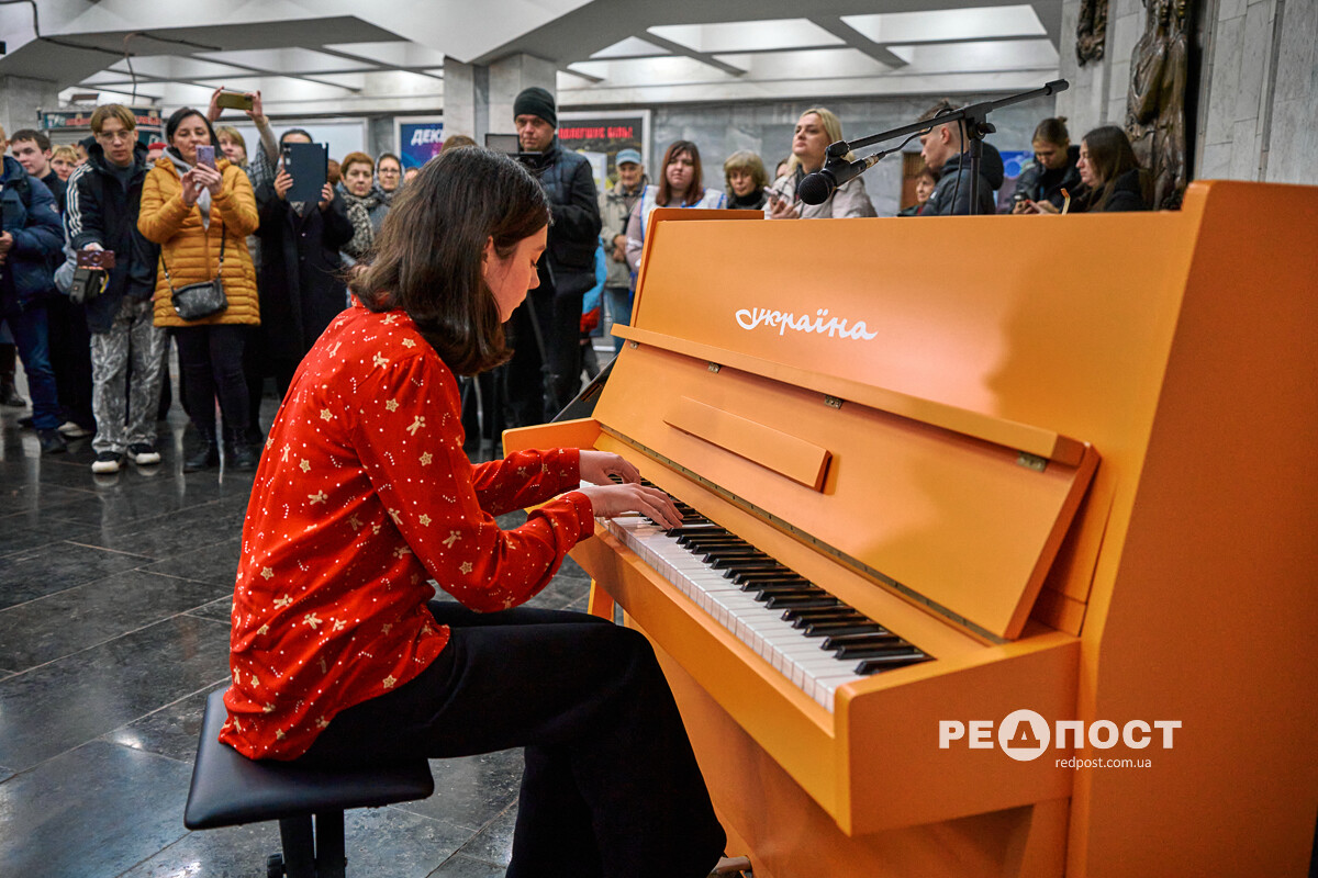 Евакуйоване з "гарячої точки" піаніно зазвучало у харківському метро (фото)